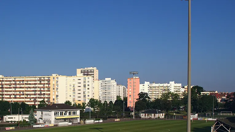 大型球场内夜色下人群与旗帜的画面（对手的异常不在技术层面）